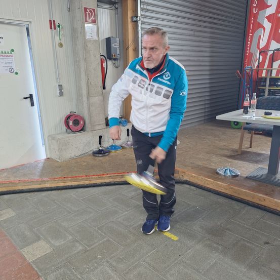 Bild enthält, Floor, Flooring, Plywood, Wood, Person, Pants, Interior Design, Shoe, Jeans, Face