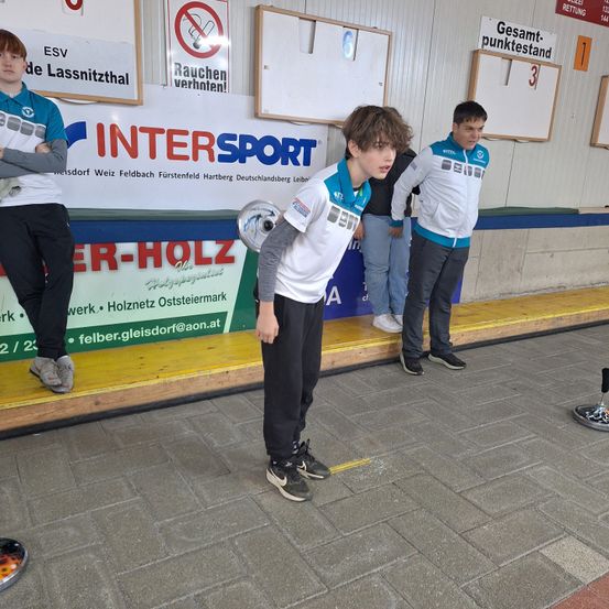 Bild enthält, Floor, Flooring, Pants, Shoe, Advertisement, Poster, Person, Boy, Child, Male