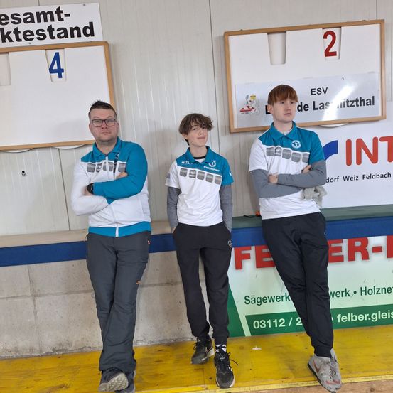 Bild enthält, Adult, Male, Man, Person, Boy, Teen, Pants, Shoe, Jeans, People