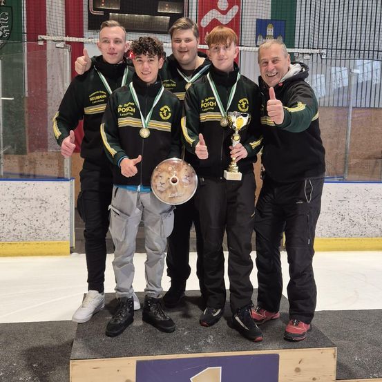 Bild enthält, Person, Photography, Portrait, Pants, People, Jacket, Shoe, Trophy, Adult, Man