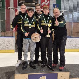 Bild enthält, Person, Photography, Portrait, Pants, People, Jacket, Shoe, Trophy, Adult, Man