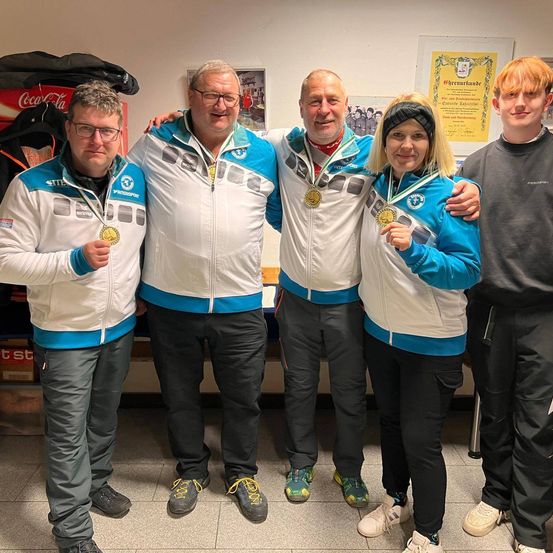 Bild enthält, Groupshot, Person, Pants, People, Adult, Male, Man, Female, Woman, Jacket