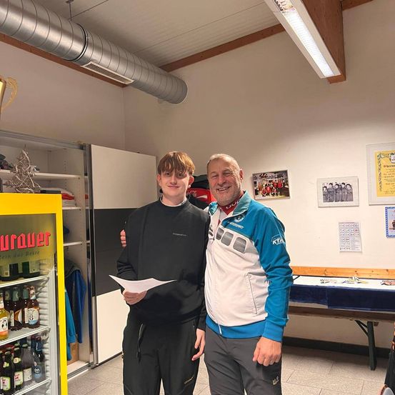 Bild enthält, Adult, Male, Man, Person, Advertisement, People, Clothing, Pants, Photobombing, Indoors