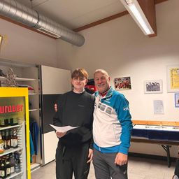 Bild enthält, Adult, Male, Man, Person, Advertisement, People, Clothing, Pants, Photobombing, Indoors