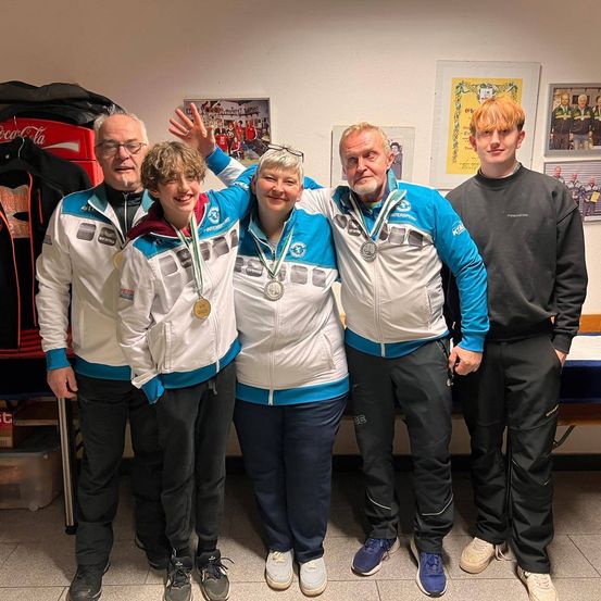 Bild enthält, People, Person, Groupshot, Pants, Adult, Male, Man, Jacket, Face, Indoors