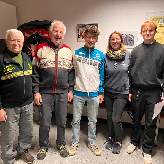 Bild enthält, Pants, Groupshot, Person, People, Adult, Male, Man, Female, Woman, Jacket