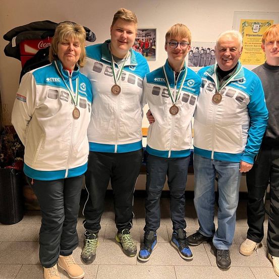 Bild enthält, Groupshot, Person, Pants, Adult, Male, Man, People, Boy, Teen, Jacket