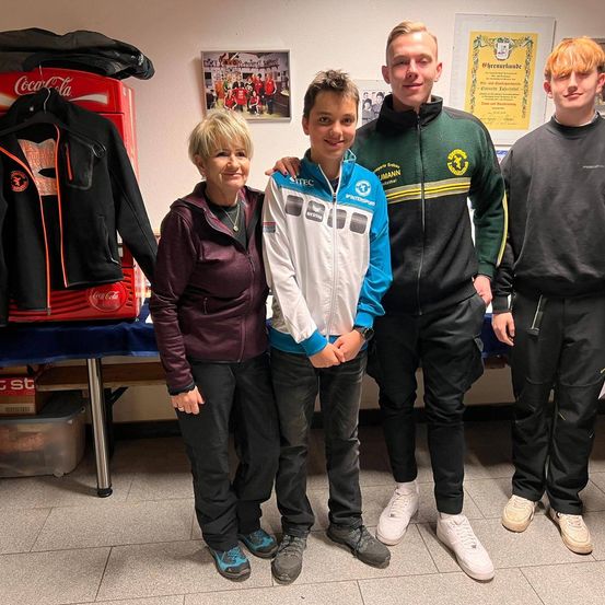 Bild enthält, Pants, People, Person, Coat, Jacket, Groupshot, Adult, Male, Man, Face