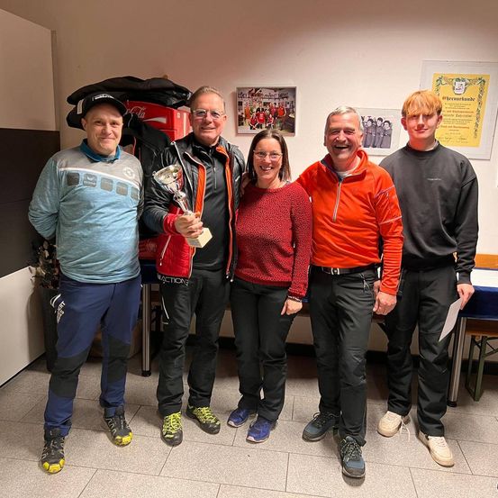 Bild enthält, People, Person, Groupshot, Pants, Adult, Male, Man, Female, Woman, Axe