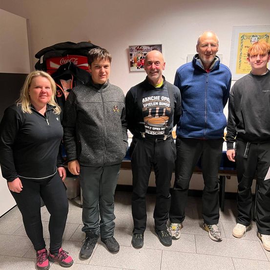 Bild enthält, Groupshot, Person, People, Adult, Female, Woman, Pants, Male, Man, Hoodie