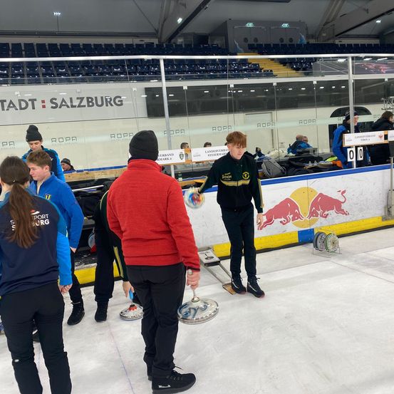 Bild enthält, Person, Adult, Male, Man, Footwear, Shoe, Jeans, Hoodie, Face, Curling