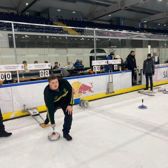 Bild enthält, Person, Boy, Child, Male, Adult, Man, Clothing, Coat, Curling, Jacket