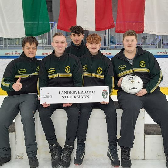 Bild enthält, People, Person, Groupshot, Ball, Rugby, Rugby Ball, Sport, Boy, Male, Teen