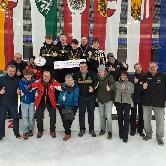 Bild enthält, People, Person, Pants, Groupshot, Coat, Portrait, Adult, Male, Man, Jacket