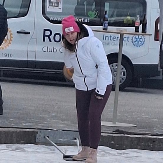 Bild enthält, Cap, Hat, Baseball Cap, Glove, Adult, Female, Person, Woman, People, Baseball Glove