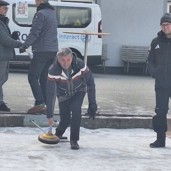 Bild enthält, Adult, Male, Man, Person, Shoe, Jeans, Coat, Curling, Face, Car