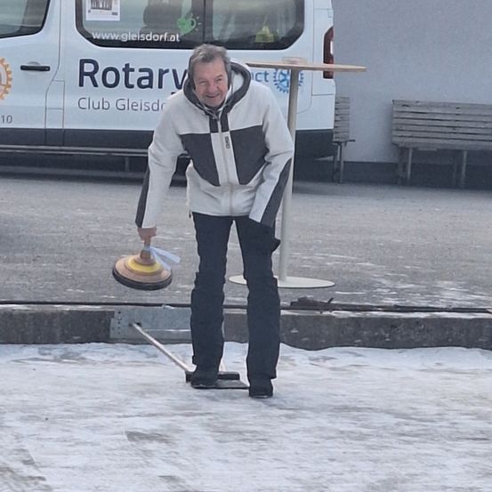 Bild enthält, Adult, Male, Man, Person, Jacket, Pants, Car, Face, Jeans, Shoe