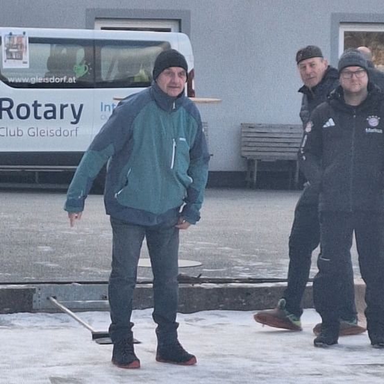 Bild enthält, Coat, Jacket, Adult, Male, Man, Person, Jeans, Pants, Shoe, Face