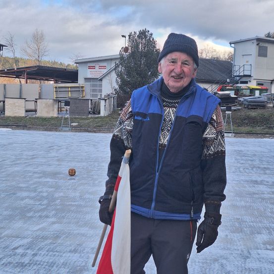 Bild enthält, Coat, Face, Person, Portrait, Jacket, Adult, Male, Man, Shelter, Monastery