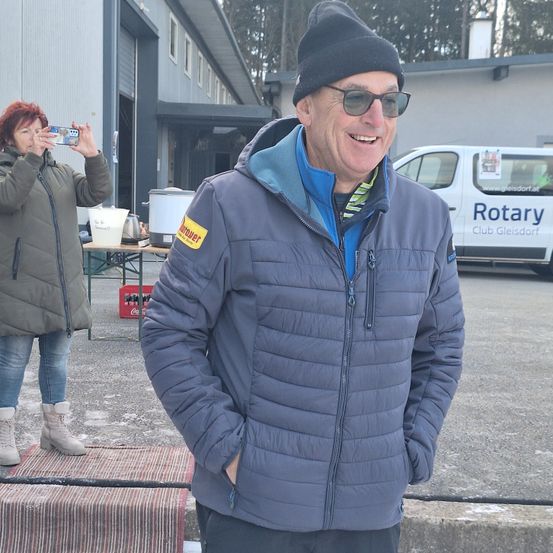 Bild enthält, Coat, Jacket, Cap, Hat, Adult, Male, Man, Person, Jeans, Shoe