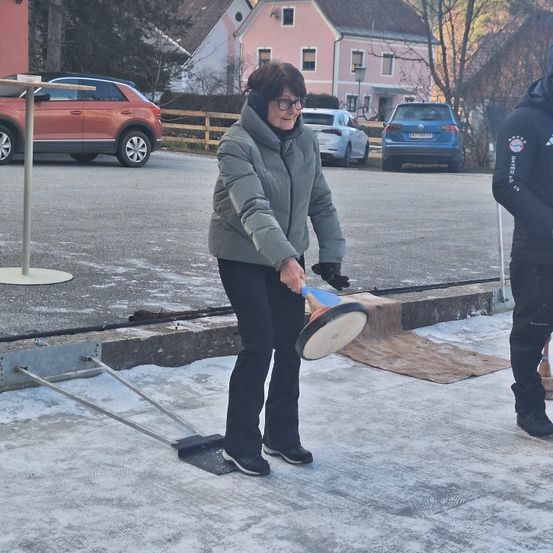 Bild enthält, Jacket, Car, Adult, Male, Man, Person, Street, Wheel, Pants, License Plate