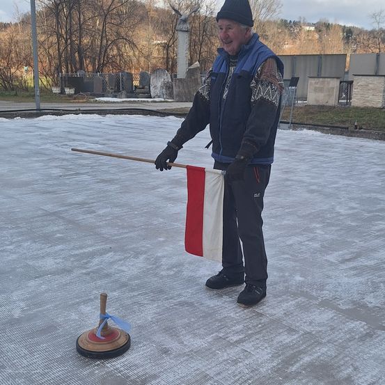 Bild enthält, Adult, Male, Man, Person, Coat, Jacket, Flag, Shoe, Face, Austria Flag