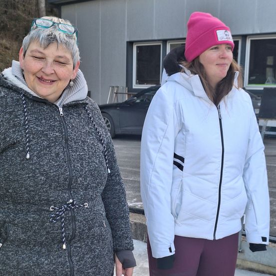 Bild enthält, Coat, Jacket, Cap, Hat, Sweater, Adult, Female, Person, Woman, Hoodie