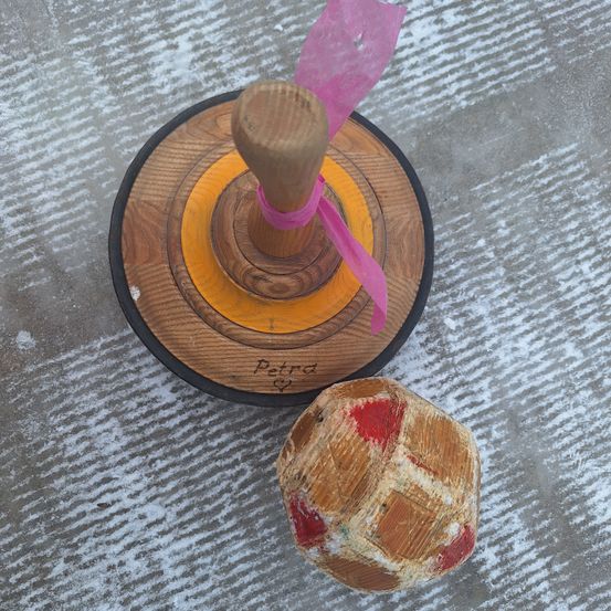 Bild enthält, Hockey, Ice Hockey, Ice Hockey Puck, Rink, Skating, Sport, Food, Food Presentation, Tape, Art