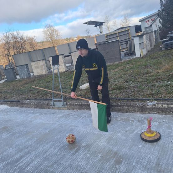 Bild enthält, Adult, Male, Man, Person, Flag