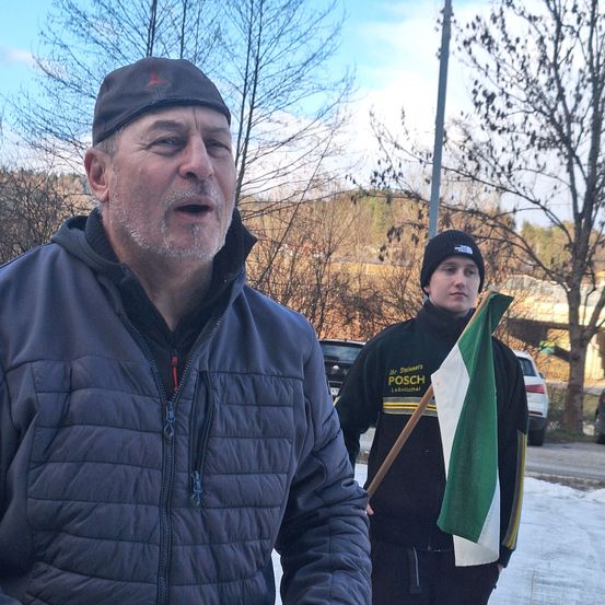 Bild enthält, Coat, Jacket, Person, Face, Head, Car, Vehicle, Jeans, Pants, Flag