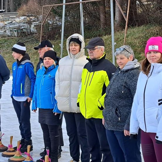 Bild enthält, Groupshot, Person, People, Hoodie, Glove, Adult, Male, Man, Outdoors, Nature