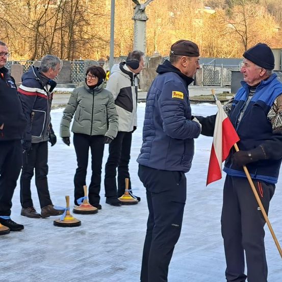 Bild enthält, Clothing, Hoodie, Sweater, Sweatshirt, Accessories, Glasses, Spear, Weapon, Person, Glove