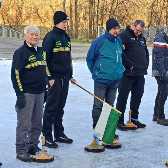 Bild enthält, Hoodie, Glove, Adult, Male, Man, Person, Boy, Teen, Jacket, Flag