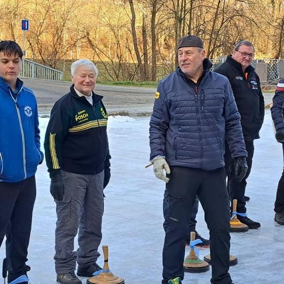 Bild enthält, Glove, Adult, Male, Man, Person, Jacket, Boy, Teen, Hoodie, Shoe