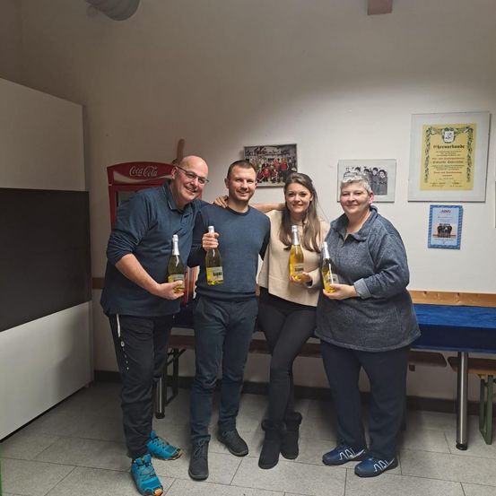 Bild enthält, Adult, Male, Man, Person, Pants, Fun, Party, Female, Woman, People