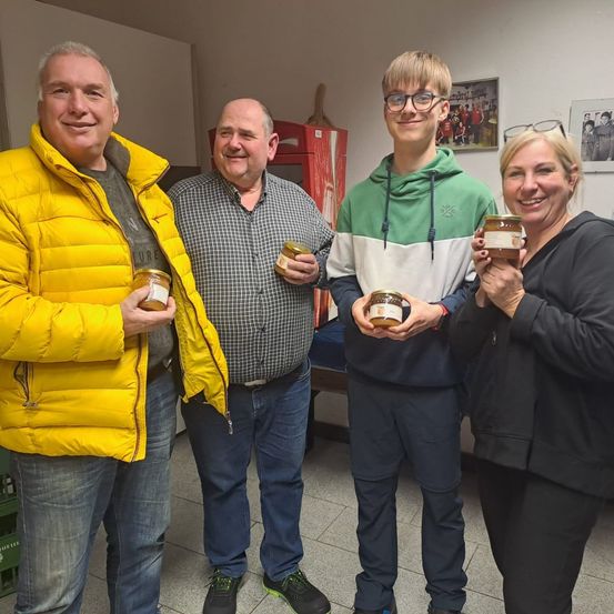 Bild enthält, Coat, Jacket, Pants, Person, Photography, Portrait, Meal, People, Adult, Man