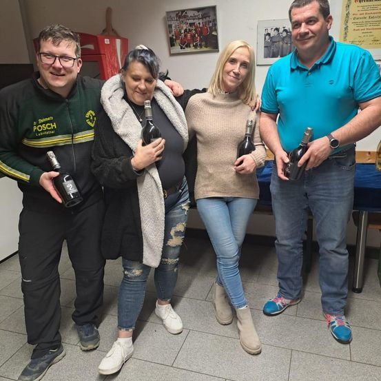 Bild enthält, Pants, Groupshot, Person, People, Coat, Adult, Male, Man, Jeans, Sweater