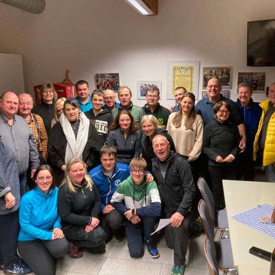 Bild enthält, People, Person, Groupshot, Adult, Female, Woman, Pants, Male, Man, Coat