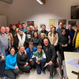 Bild enthält, People, Person, Groupshot, Adult, Female, Woman, Pants, Male, Man, Coat