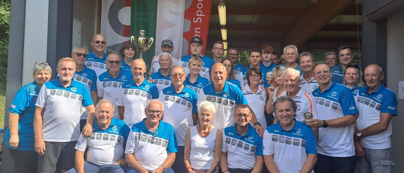 Bild enthält, People, Person, Groupshot, Shoe, T-Shirt, Shorts, Adult, Male, Man, Wristwatch