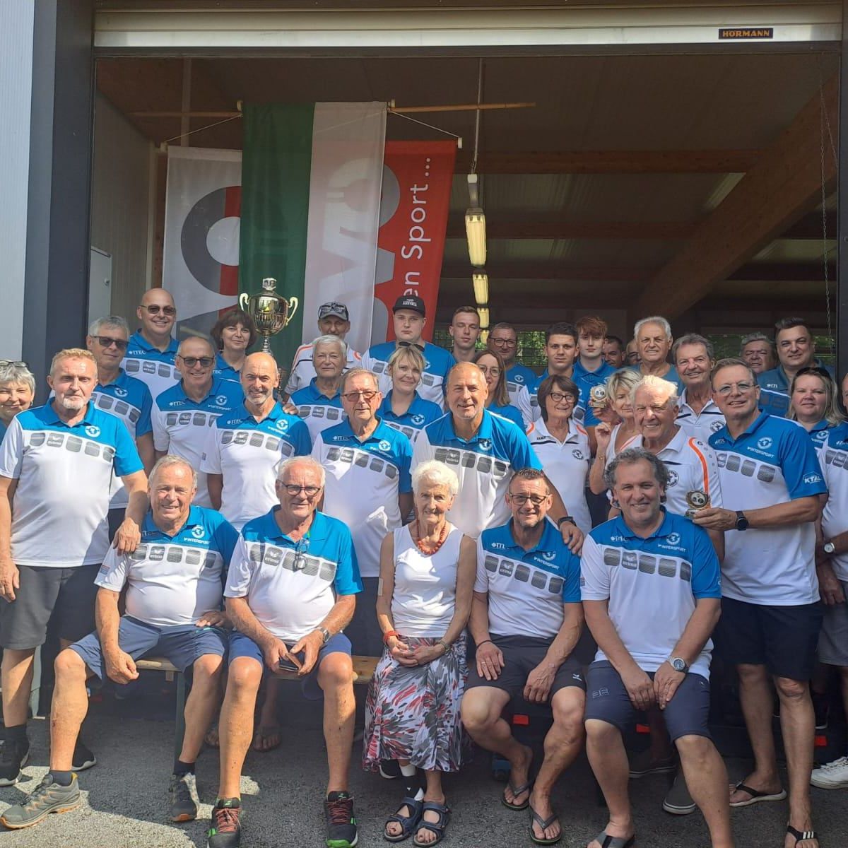 Bild enthält, People, Person, Groupshot, Shoe, T-Shirt, Shorts, Adult, Male, Man, Wristwatch