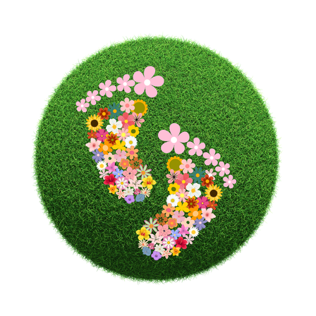 Eine kreisförmige grüne Grasfläche mit einer Blumenanordnung in Herzform und einem Globus in der Mitte.
