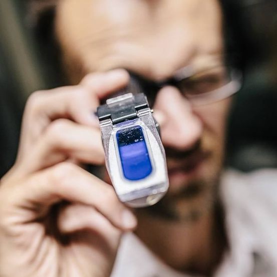 Bild enthält, Person, Face, Head, Thermometer, Accessories, Glasses