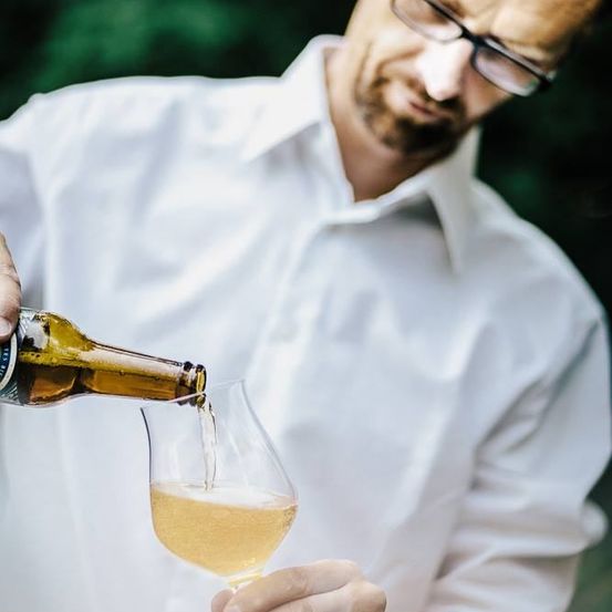 Bild enthält, Adult, Male, Man, Person, Pouring Food, Beverage, Soda, Glasses, Alcohol, Perfume