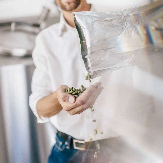 Bild enthält, Food, Food Presentation, Cooking, Pouring Food, Adult, Male, Man, Person, Medication, Pill
