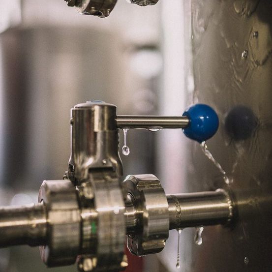 Bild enthält, Device, Power Drill, Tool, Machine, Architecture, Building, Factory