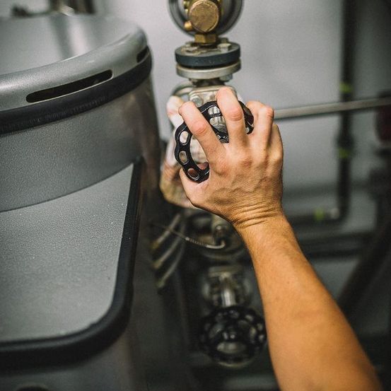 Bild enthält, Body Part, Hand, Person, Adult, Male, Man, Ammunition, Grenade, Weapon, Plumbing