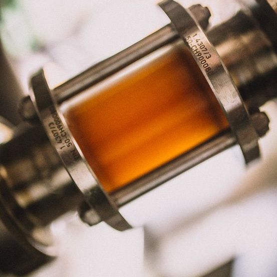 Bild enthält, Alcohol, Beer, Beverage, Glass, Smoke Pipe, Architecture, Building, Factory