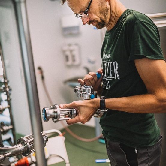 Bild enthält, Adult, Male, Man, Person, Bicep Curls, Working Out, Bottle, Shaker, Face, Factory