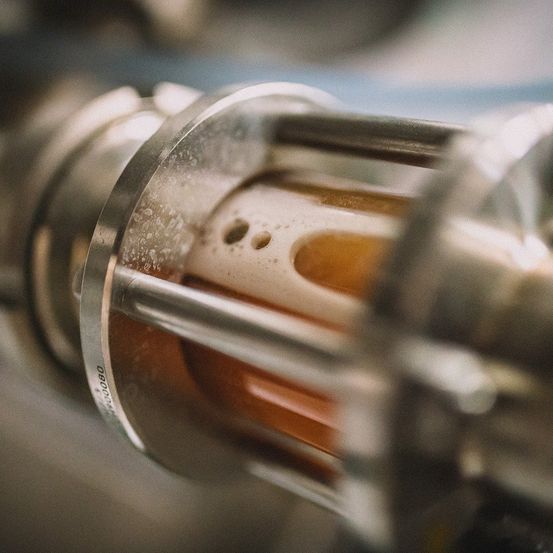 Bild enthält, Building, Factory, Beer, Beverage, Manufacturing, Smoke Pipe, Machine, Wheel, Cat, Pet